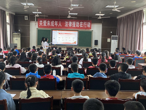 進校園開展法治講座.png
