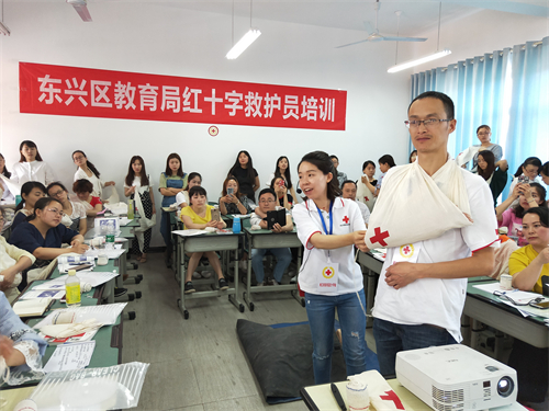 2018年5月在內(nèi)江市十三小高新校區(qū)為區(qū)教體系統(tǒng)教職工舉辦紅十字救護(hù)員培訓(xùn)班.JPG