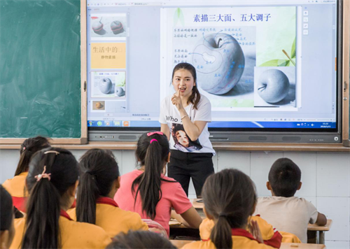 頂崗支教志愿者為孩子們上課.png