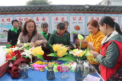 桂花園社區(qū)開展手工花制作志愿服務(wù)活動.JPG