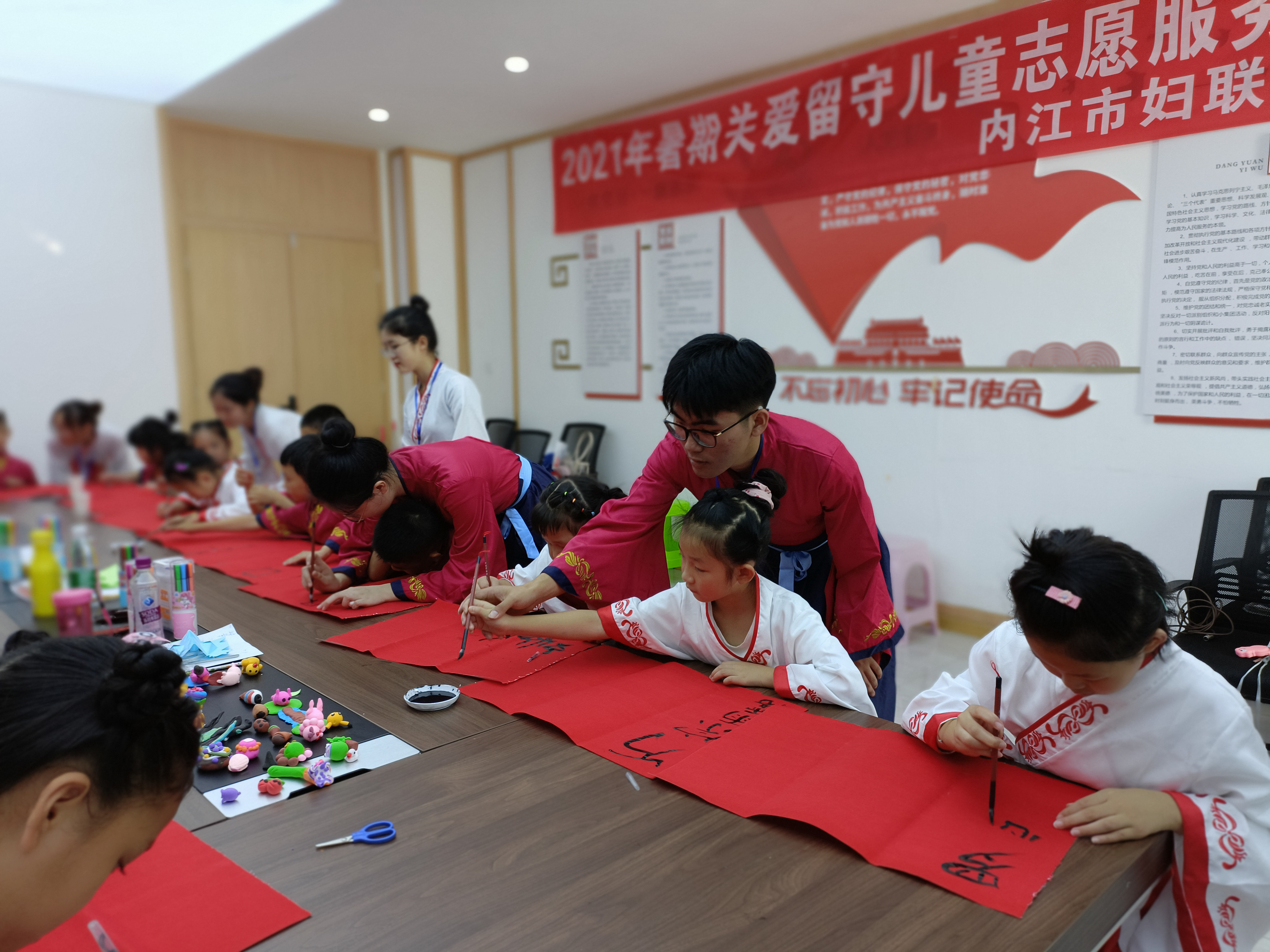 志愿者關(guān)愛(ài)留守兒童.jpg