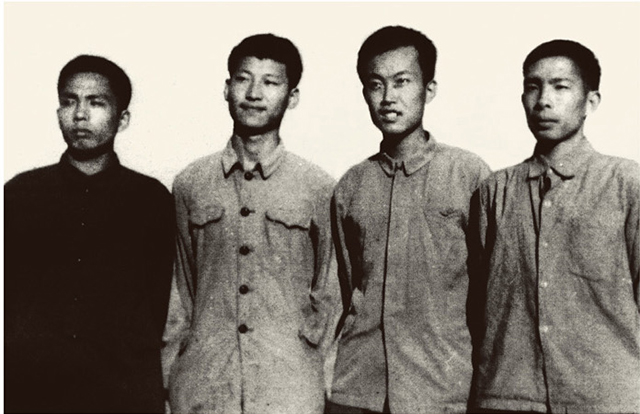 這是1973年上山下鄉(xiāng)時(shí)期，習(xí)近平（左二）在陜西延川縣。
