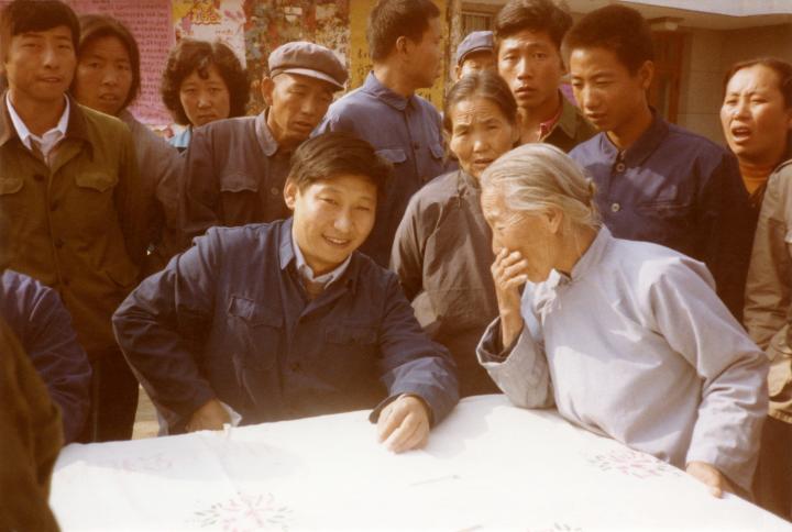 這是1983年，時(shí)任河北正定縣委書(shū)記的習(xí)近平（前排居中），臨時(shí)在大街上擺桌子聽(tīng)取老百姓意見(jiàn)。