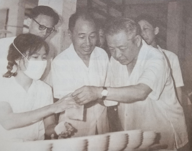 習(xí)仲勛在廣東積極探索國(guó)有企業(yè)改革的路子，支持并推廣“清遠(yuǎn)經(jīng)驗(yàn)”，擴(kuò)大企業(yè)自主權(quán)，提高企業(yè)生產(chǎn)效率。圖為習(xí)仲勛考察企業(yè)，了解企業(yè)生產(chǎn)和改革情況。