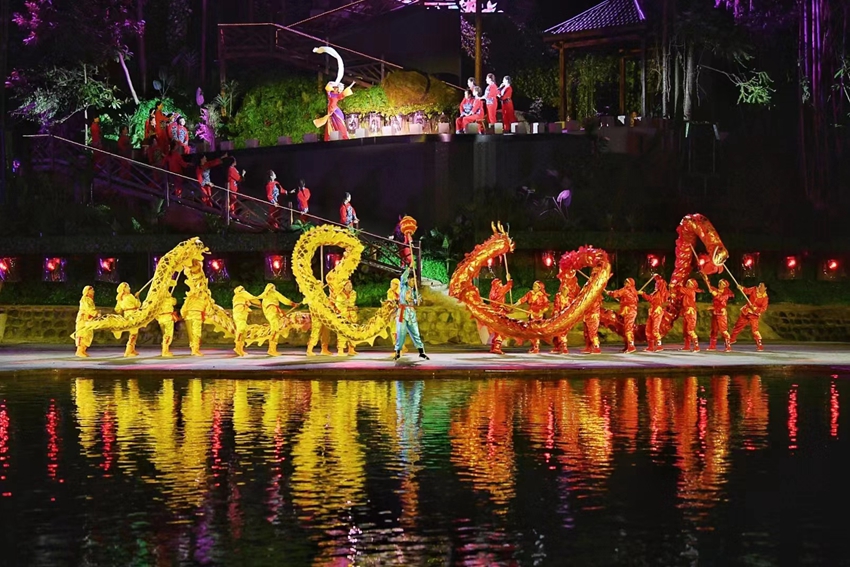 大型山水實(shí)景演出《遇見威遠(yuǎn)》震撼上演圖片由威遠(yuǎn)縣委宣傳部提供2.jpg