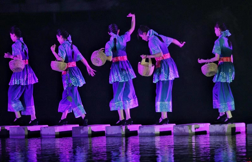 大型山水實(shí)景演出《遇見威遠(yuǎn)》震撼上演圖片由威遠(yuǎn)縣委宣傳部提供.jpg